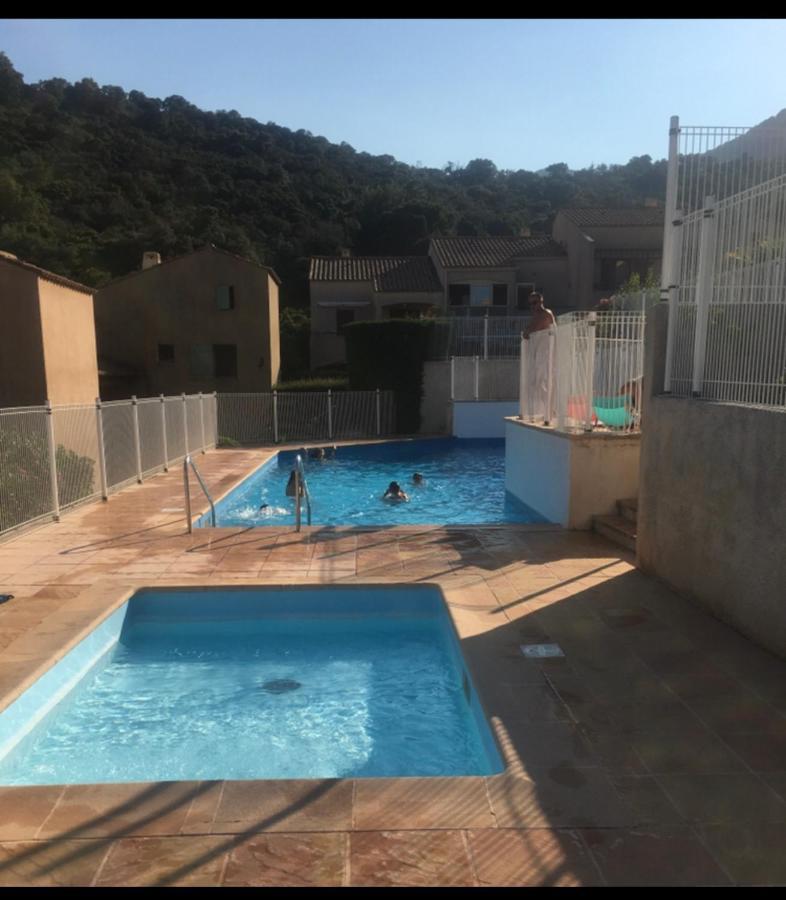 Cavalaire Vue Mer Au Loin Maisonnette Tout Equipee Pour 4 Personnes Avec Piscine Clim Wifi Velos Tv Barbecues Cavalaire-sur-Mer Exterior foto