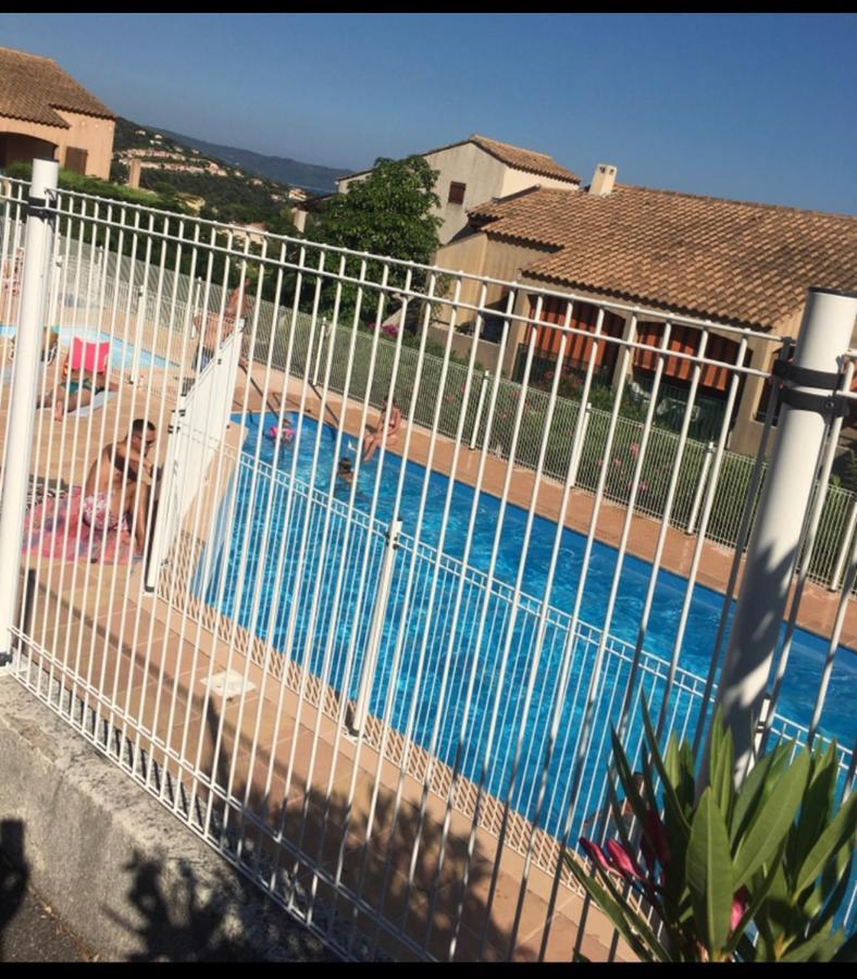 Cavalaire Vue Mer Au Loin Maisonnette Tout Equipee Pour 4 Personnes Avec Piscine Clim Wifi Velos Tv Barbecues Cavalaire-sur-Mer Exterior foto