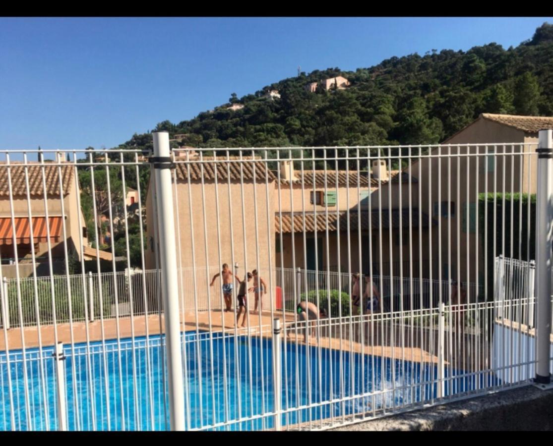 Cavalaire Vue Mer Au Loin Maisonnette Tout Equipee Pour 4 Personnes Avec Piscine Clim Wifi Velos Tv Barbecues Cavalaire-sur-Mer Exterior foto
